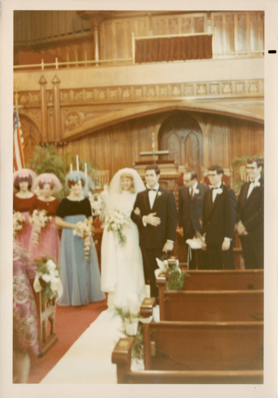 A bride and groom pose with their bridesmaids and groomsmen