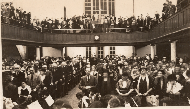 Photograph of the congregation at Highway at 19th and Green Streets