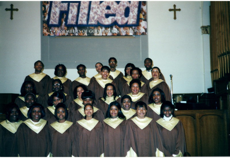 Picture of a choir dressed in brown and yellow